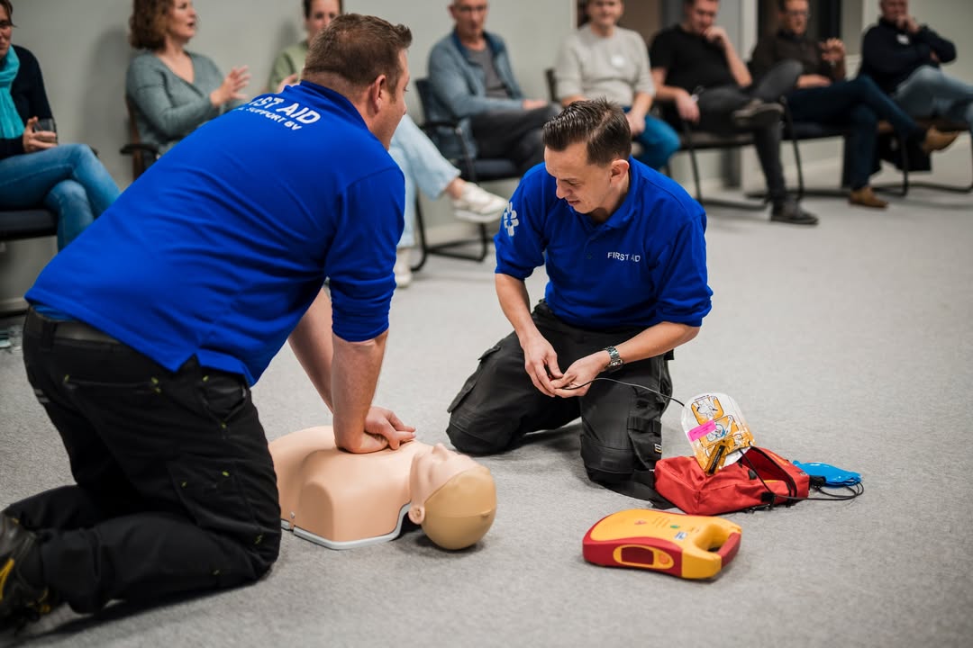 🔥 Drukke week bij Medical Support! 🚑💪Deze week staat helemaal in het teken van BHV-trainingen! 🏥 Van bedrijven tot zorginstellingen – overal zorgen wij ervoor dat mensen klaarstaan om in noodsituaties te handelen. 💙✅ Levensreddende handelingen✅ Brandbestrijding & ontruiming✅ Eerste hulp bij ongevallenWil jij of jouw team ook goed voorbereid zijn? Schrijf je in voor een van onze trainingen en maak het verschil! 💪📧 Meer weten? Stuur een mail naar info@medicalsupport.nl of neem direct contact met ons op via 0316-745521.#BHV #VeiligheidVoorAlles #medicalsupport #Training #hulpverlening