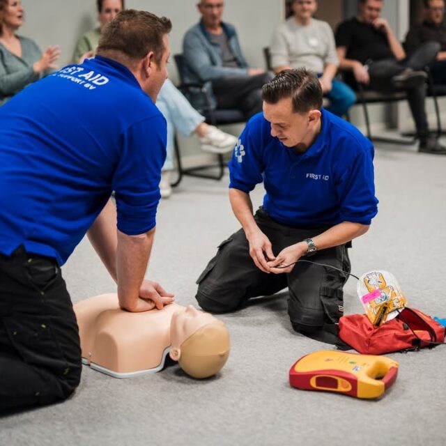 📍 Medical Support staat ook dit jaar op de Oranje Kruis Studiedag in Nieuwegein!Kom langs en ontdek onze trainingen, opleidingen én hoe jij impact kunt maken op de werkvloer.✨ Wij breiden ons team uit!We zoeken:• EHBO/BHV-instructeurs (ook zzp)• Simulant-acteurs• Hulpverleners voor de mooiste evenementenHeb jij passie voor hulpverlening en veiligheid? 👉 Sluit je aan bij Medical Support en groei met ons mee!#oranjekruisstudiedag #medicalsupport #veiligheid #ehbo #instructeurs #hulpverlening #werkenindeveiligheid